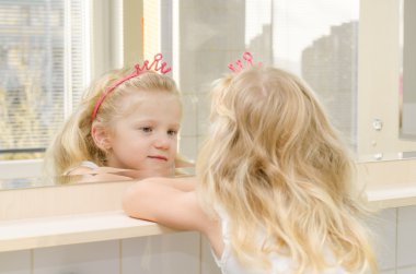 Aynadaki sarışın kız