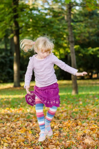 Loira menina outono parque — Fotografia de Stock