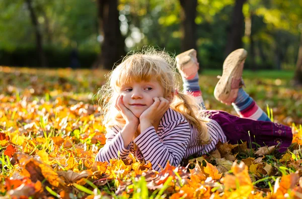 Blond girl in autumn park — Stock Photo, Image
