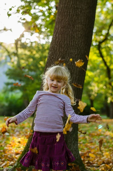 Blond girl in autumn park — Stock Photo, Image