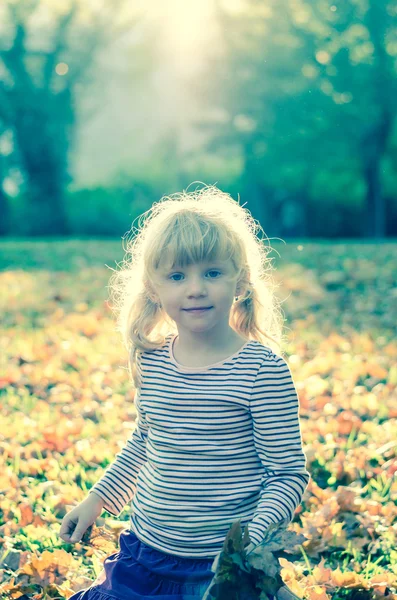 Blondýnka v podzimním parku — Stock fotografie