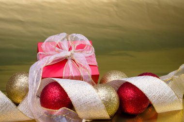 Hediye kutusu ve Noel baloları