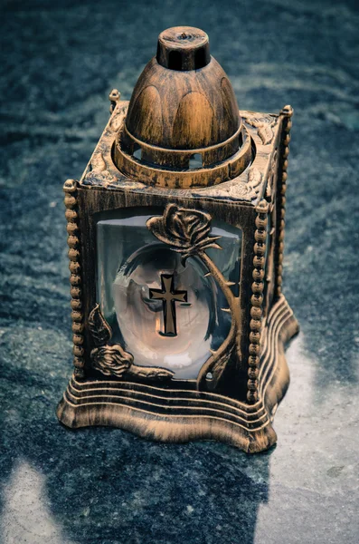 Candle on grave — Stock Photo, Image