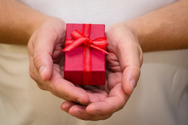 Geschenkdoos in handen — Stockfoto