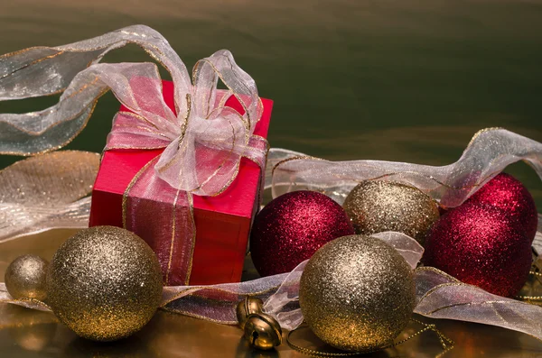 Boîte cadeau et boules de Noël — Photo