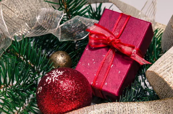圣诞球和礼物装饰 — 图库照片