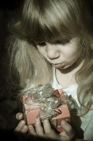 Girl with gift — Stock Photo, Image