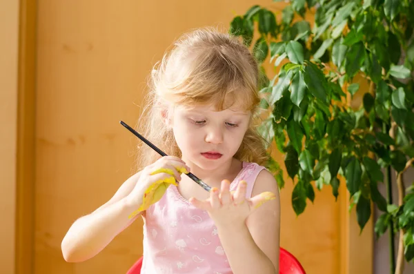 Girl painting with brush — Stock Photo, Image