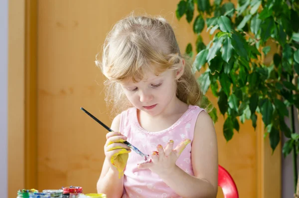 筆で絵を描く女の子 — ストック写真