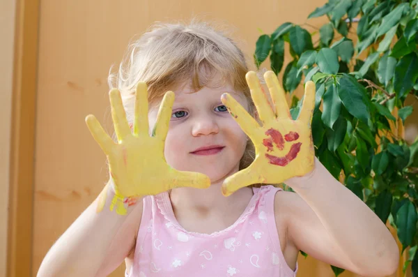 Pige med malede hænder - Stock-foto