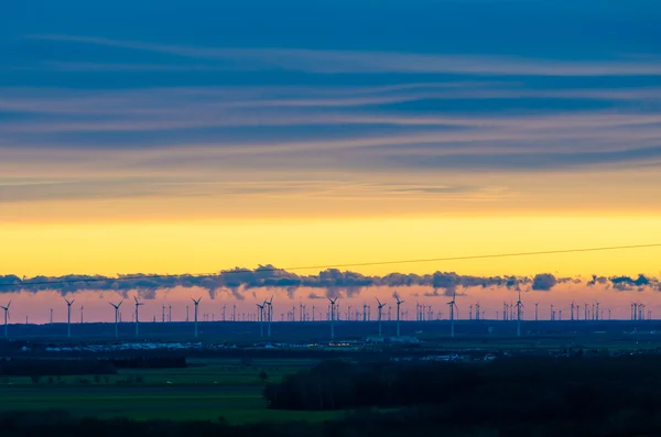 Turbina eólica y puesta de sol —  Fotos de Stock