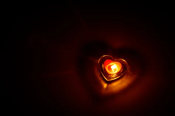 Vela ardiente con forma de corazón — Foto de Stock