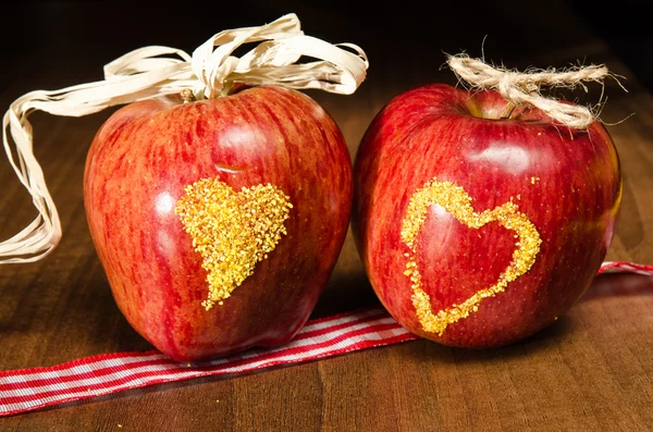 Dos manzanas con corazón — Foto de Stock