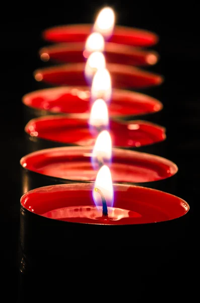 Röd brinnande ljus i linje — Stockfoto