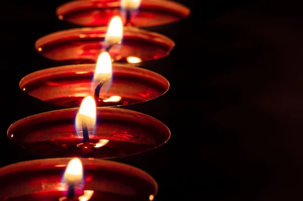 Velas rojas encendidas en línea — Foto de Stock