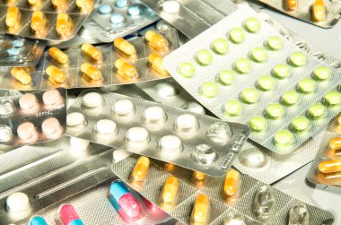 beyaza izole edilmiş renkli haplar