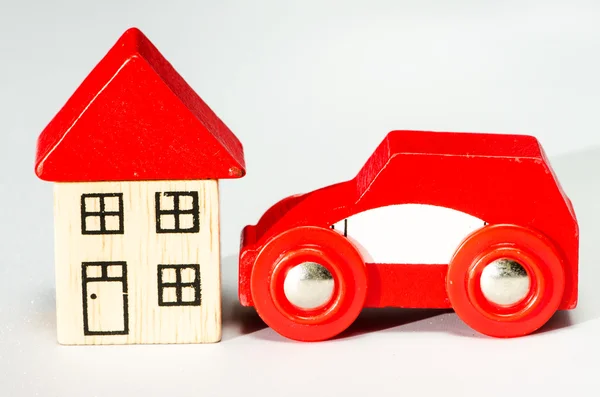 Κόκκινο αυτοκίνητο και το σπίτι — Φωτογραφία Αρχείου