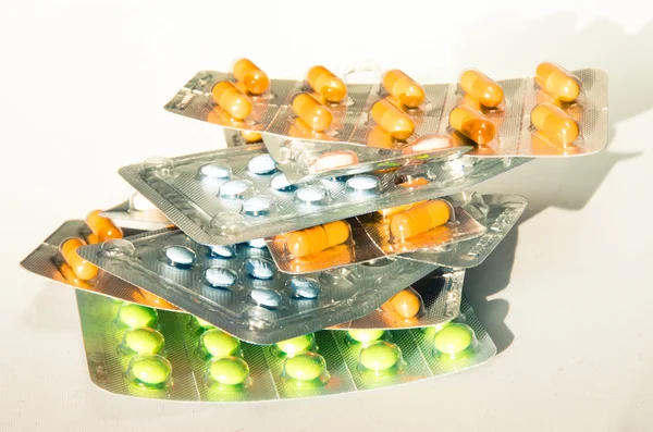 Красочные таблетки, изолированные на белом — стоковое фото