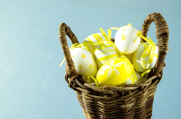 Œufs de Pâques dans le panier — Photo