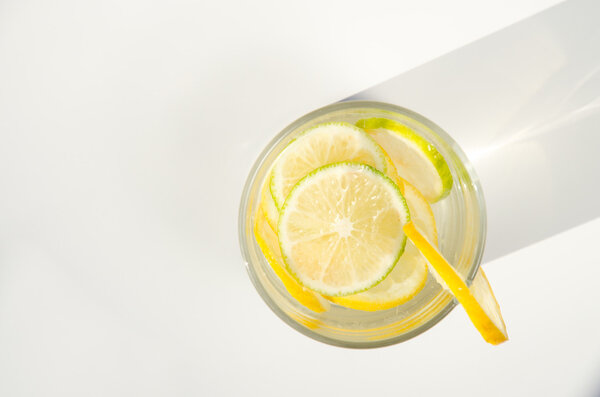 стакан воды с ломтиком лимона
