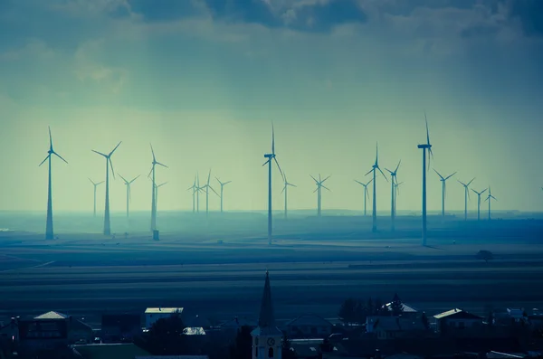 Molinos de viento sobre horizonte dramático —  Fotos de Stock