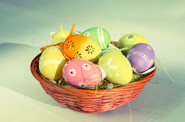 Oeufs de Pâques colorés dans le panier effet rétro — Photo