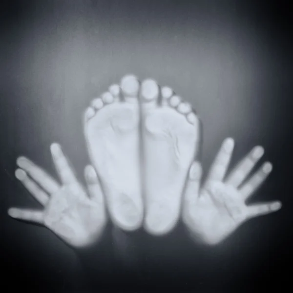Füße und Hände hinter Glas — Stockfoto