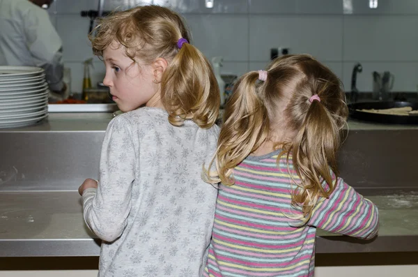 Niños cocinando —  Fotos de Stock