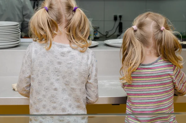 Niños cocina vista trasera —  Fotos de Stock