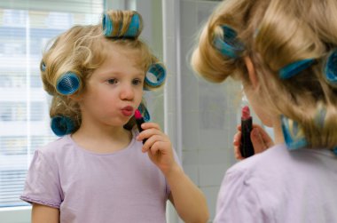 kız makyaj yapıyor