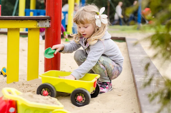 Niño en el parque infantil —  Fotos de Stock