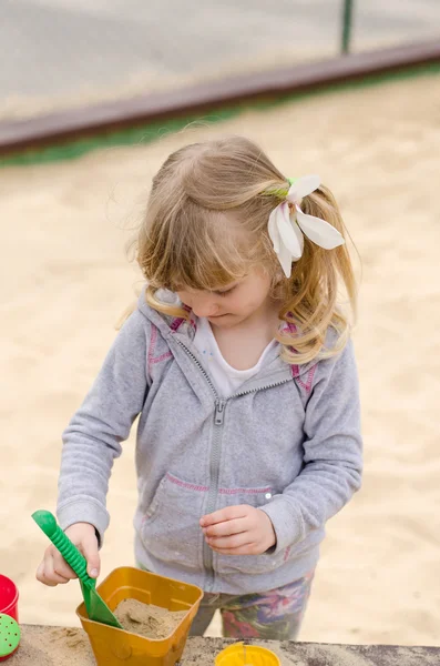 Blondes Kind auf Spielplatz — Stockfoto