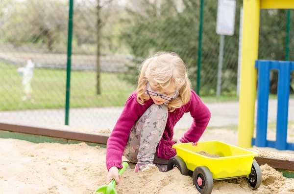 Niño en el parque infantil — Foto de Stock