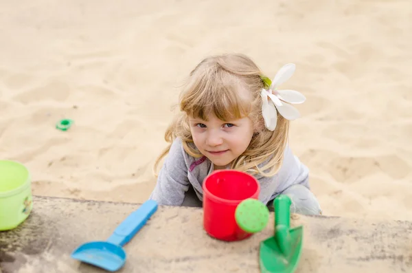 Kind spielt mit Sand — Stockfoto