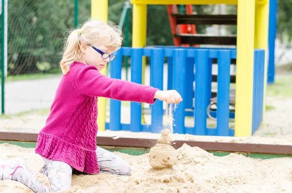 Barn leker med sand på lekplats — Stockfoto