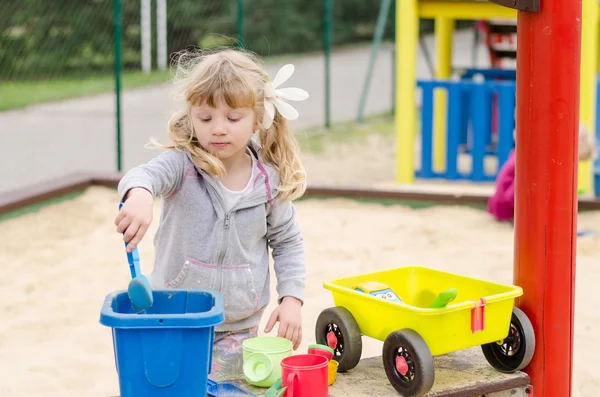 Niño en el parque infantil — Foto de Stock