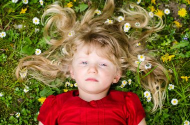 uzun sarı saçları rahatlatıcı ile kız