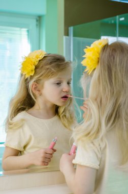 sarışın kız dudaklarını boyama