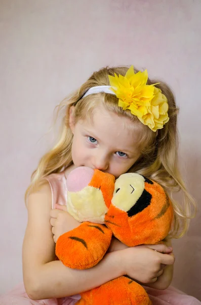 女孩与老虎玩具 — 图库照片