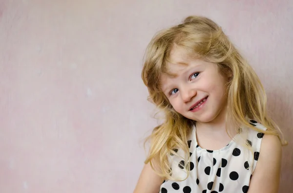 Menina sorridente feliz — Fotografia de Stock