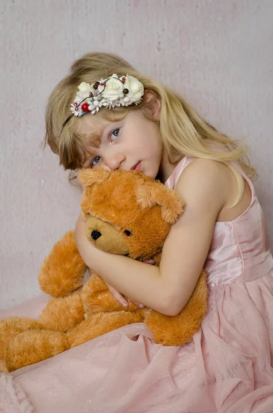 Prachtige blond kind met speelgoed — Stockfoto