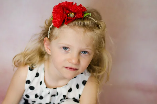 Menina com flor vermelha no retrato do cabelo — Fotografia de Stock