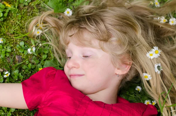 Glücklich lächelndes junges Mädchen im Gras — Stockfoto