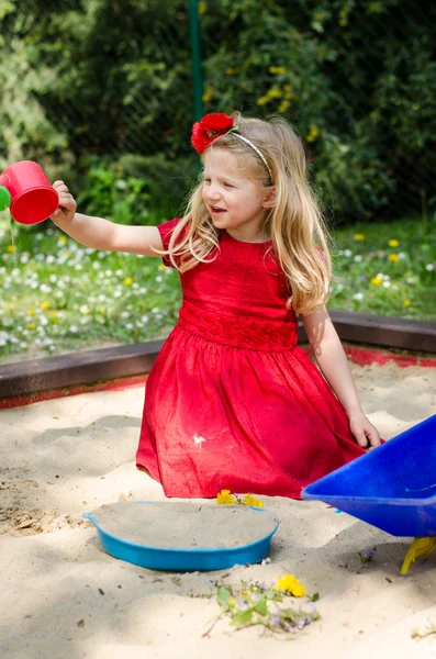 Chica jugando en sandpit —  Fotos de Stock