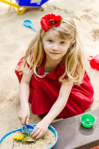 Flicka som leker i sandlådan — Stockfoto