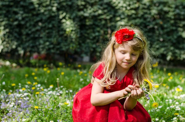 Chica rubia con flores —  Fotos de Stock