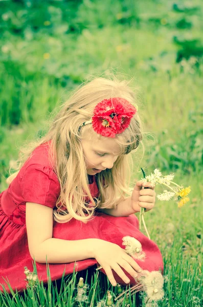 Blond girl with dandelion — Stock Photo, Image