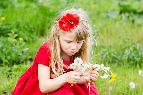 Blond girl with dandelion — Stock Photo, Image