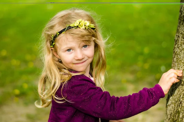 Schönes blondes Mädchen — Stockfoto