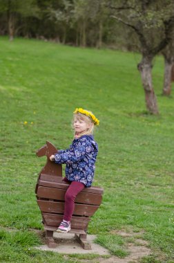 karahindiba Bahçesi zincirinde kızla